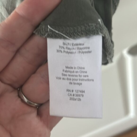 🎀HEARTLOOM large v neck wrap front sleeveless green top - Picture 6 of 9